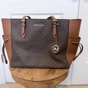 Michael Kors Women's Gilly Large Signature Tote